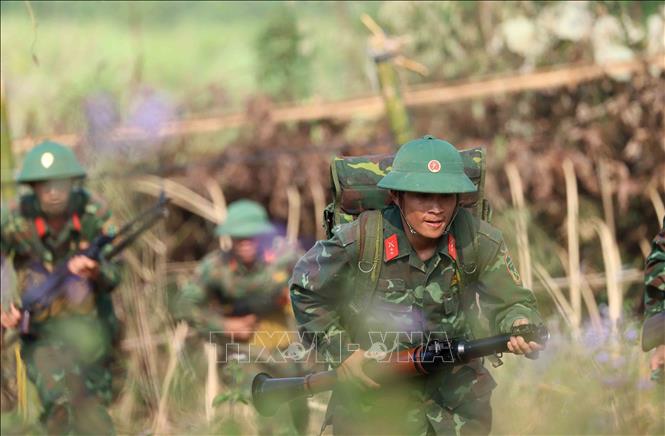 Lực lượng bộ binh cơ động phát triển chiến đấu áp sát mục tiêu. Ảnh: An Đăng - TTXVN