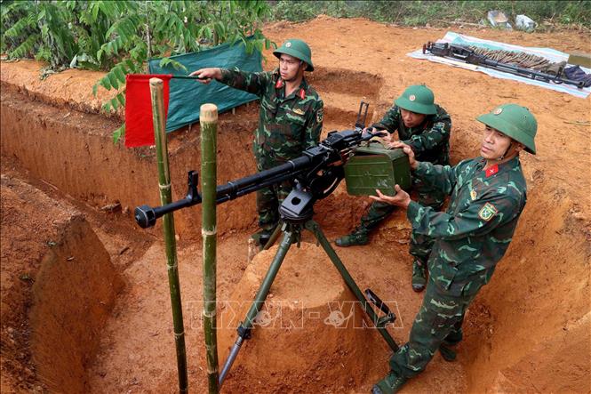 Khẩu đội súng máy phòng không 12 ly 7 sẵn sàng tiêu diệt mục tiêu. Ảnh: An Đăng - TTXVN