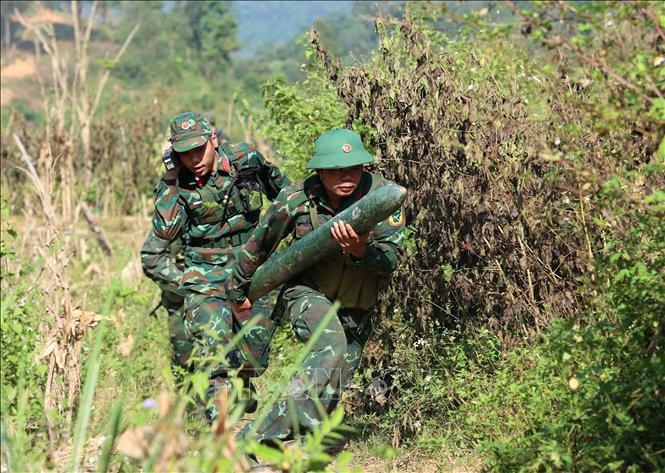 Lực lượng bộ binh cơ động chiến đấu, áp sát mục tiêu. Ảnh: An Đăng - TTXVN
