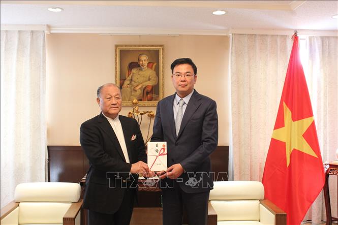 Chairman of the Japan-Vietnam Friendship Association (JVFA) of Miyagi prefecture Kamada Atsushi hands over the donation to support Vietnamese people in overcoming the aftermath of Typhoon Yagi. VNA Photo: Phạm Tuân