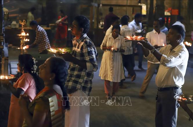 Các tín đồ Hindu thắp đèn dầu trong lễ hội Diwali ở Colombo, Sri Lanka đêm 31/10/2024. Ảnh: THX/TTXVN