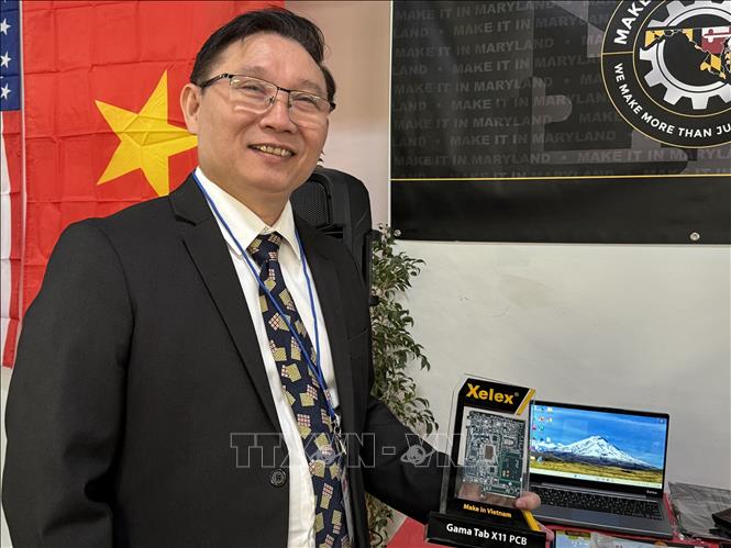 Ông Nguyễn Ái Hữu, Chủ tịch - Tổng Giám đốc Xelex Việt Nam, bên sản phẩm ra mắt tại sự kiện. Ảnh: Kiều Trang - PV TTXVN tại Mỹ