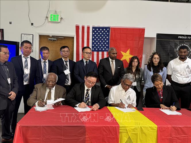 Các đại diện doanh nghiệp tại bang Maryland và Xelex Việt Nam tại lễ ký thỏa thuận hợp tác. Ảnh: Kiều Trang - PV TTXVN tại Mỹ