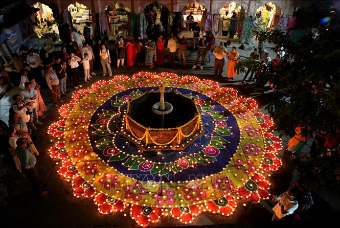 Người dân thắp đèn dầu chuẩn bị đón lễ hội Diwali ở Madhya Pradesh, Ấn Độ. Ảnh: THX/TTXVN