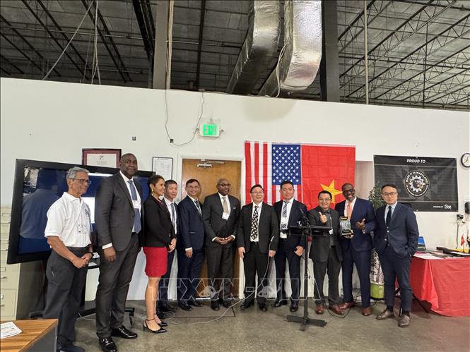Đại diện các cơ quan chính quyền và đối tác của tập đoàn Xelex tại bang Maryland chụp ảnh tại sự kiện. Ảnh: Kiều Trang - PV TTXVN tại Mỹ