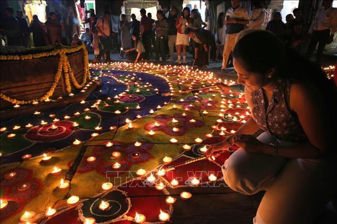 Người dân thắp đèn dầu chuẩn bị đón lễ hội Diwali ở Madhya Pradesh, Ấn Độ. Ảnh: THX/TTXVN