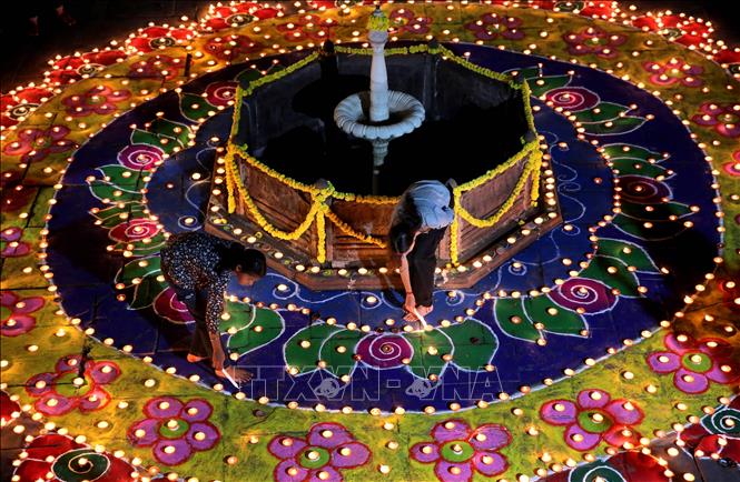 Người dân thắp đèn dầu chuẩn bị đón lễ hội Diwali ở Madhya Pradesh, Ấn Độ. Ảnh: THX/TTXVN