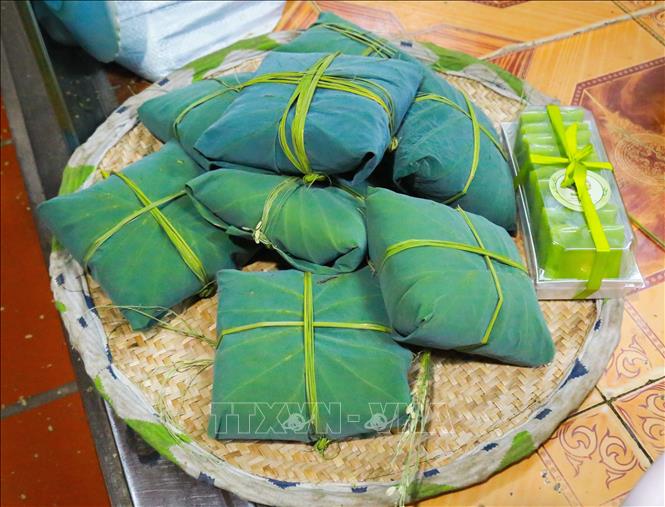 Wrapped in lotus leaves, com is a special gift of Hanoi. VNA Photo