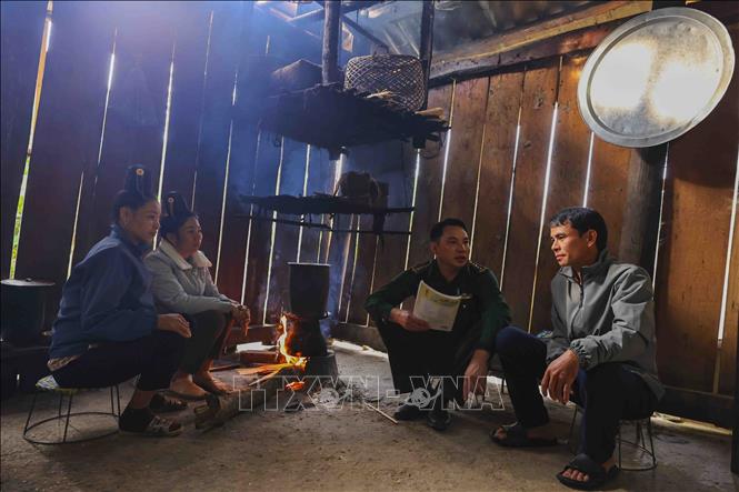 Đại úy Lò Văn Thoại vận động người dân bản Pá Khoang (xã Mường Và, tỉnh Sốp Cộp, tỉnh Sơn La)  hiểu rõ hơn những thuận lợi từ việc biết đọc, biết viết để vươn lên thoát nghèo. Ảnh: Minh Đức - TTXVN