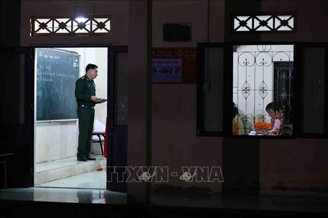 Mỗi tối, từ 19 giờ đến khoảng 21 giờ 30 phút, lớp học của thầy giáo quân hàm xanh Lò Văn Thoại (tại bản Pá Khoang, xã Mường Và, tỉnh Sốp Cộp, tỉnh Sơn La) lại sáng đèn, với 