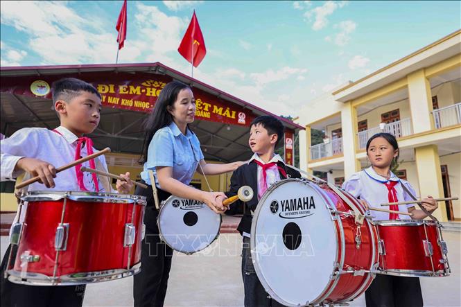 Cô Vì Thị Hằng hướng dẫn đội trống luyện tập, các hoạt động phong trào cô xây dựng và tổ chức nhiều hoạt động hấp dẫn nhân các ngày lễ và đã đem lại hiệu quả cao, tạo không khí phấn đấu thi đua và hứng thú cho các em học sinh trong nhà trường. Ảnh: Minh Đức - TTXVN