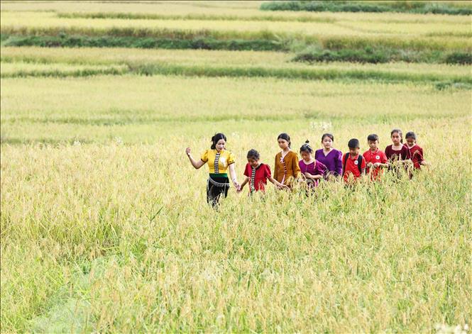 Với học sinh bán trú cần gần gũi cô Quàng Thị Xuân hướng dẫn học sinh tham gia các hoạt động ngoài giờ thông qua đó tạo điều kiện cho các em giao lưu, tiếp xúc, học hỏi, tạo niềm tin, tránh tự ty, mặc cảm. Ảnh: Minh Đức - TTXVN