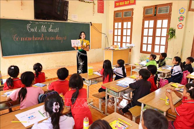 Địa bàn rộng với nhiều điểm trường, dù rất vất vả nhưng cô Quàng Thị Xuân luôn tận tâm với học sinh nơi vùng cao biên giới. Ảnh: Minh Đức - TTXVN