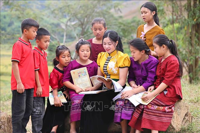 Cô Quàng Thị Xuân (dân tộc Thái), là Phó hiệu trưởng trường PTDTBT Tiểu học Mường Lạn, ngôi trường thuộc xã đặc biệt khó khăn của huyện biên giới Sốp Cộp, tỉnh Sơn La. Với hơn 90% là dân tộc Mông nhưng với tình yêu nghề, yêu học sinh nên cô luôn nỗ lực hết mình cho sự nghiệp trồng người. Ảnh: Minh Đức - TTXVN