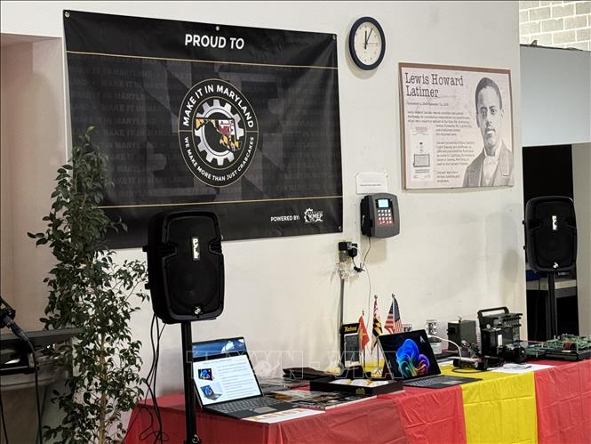 Vietnam’s Xelex Group JSC on October 30 (local time) introduced its Latimer laptop/tablet at Practical Technologies Inc. in the US’s Maryland state. VNA Photo: Kiều Trang