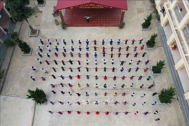 Cô Vì Thị Hằng (dân tộc Thái) là giáo viên tổng phụ trách Đội TNTP Hồ Chí Minh - Phó bí thư chi đoàn tại trường Tiểu học Lóng Luông (Xã Lóng Luông, Huyện Vân Hồ) luôn nêu cao tinh thần trách nhiệm với mọi công việc được giao, luôn tận tâm với công việc không ngừng khát vọng vươn lên. Ảnh: Minh Đức - TTXVN