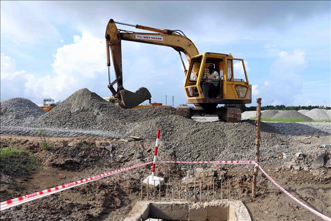 Thi công đẩy nhanh tiến độ thực hiện Dự án đầu tư xây dựng Quảng trường Phan Ngọc Hiển (Cà Mau). Ảnh: Kim Há - TTXVN