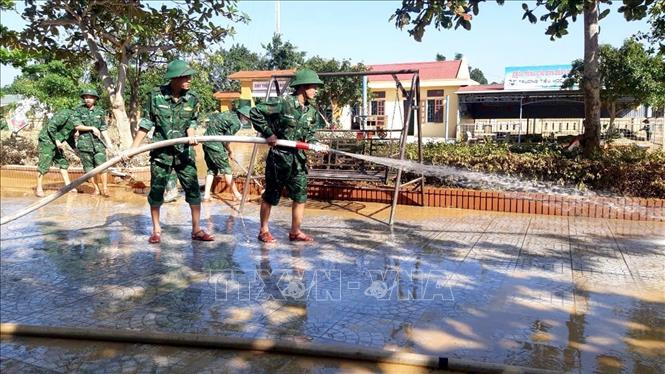 Những máy xịt nước có công suất lớn được sử dụng trong việc cào đẩy bùn sau mưa, lũ. Ảnh: TTXVN phát