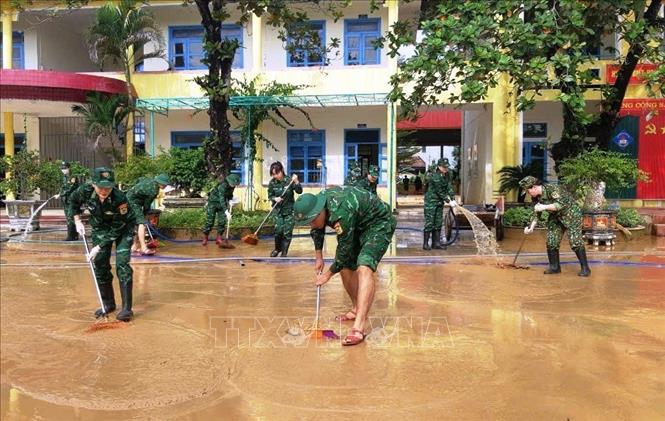 Hơn 30 cán bộ, chiến sỹ Bộ đội Biên phòng Quảng Bình đã về địa bàn vùng lũ huyện Lệ Thủy hỗ trợ công tác khắc phục sau mưa, lũ. Ảnh: TTXVN phát