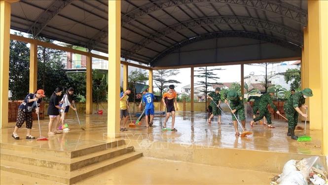 30 cán bộ, chiến sỹ Bộ đội Biên phòng Quảng Bình tham gia cùng giáo viên, phụ huynh dọn dẹp vệ sinh tại các trường học huyện Lệ Thủy. Ảnh: TTXVN phát