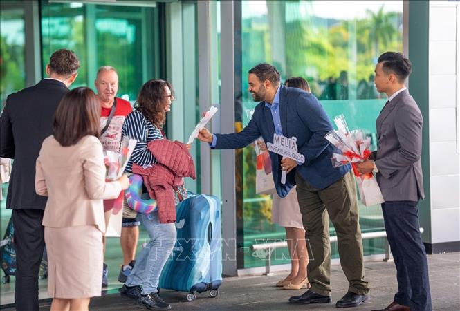 Tourists from the Czech Republic are welcomed at the Phu Quoc airport. VNA Photo: Lê Huy Hải 