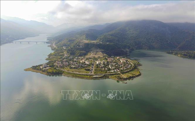   Sông Đà chạy quanh những khu nhà dân ở Mường Lay. Ảnh: Trung Kiên - TTXVN