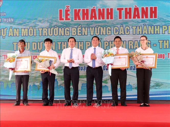 Chủ tịch UBND tỉnh Ninh Thuận tặng Bằng khen cho các tập thể, cá nhân có thành tích xuất sắc trong thực hiện dự án. Ảnh: Công Thử - TTXVN