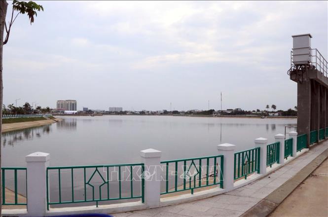 Hồ điều hòa của trung tâm thành phố Phan Rang - Tháp Chàm do dự án đầu tư đã hoàn thành, góp phần làm trong sạch môi trường và phục vụ sinh hoạt của người dân thành phố. Ảnh: Công Thử - TTXVN