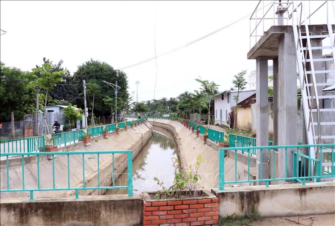 Nhiều hệ thống kênh mương thoát nước trên địa bàn thành phố Phan Rang - Tháp Chàm được dự án đầu tư bài bản, làm trong sạch môi trường sống của thành phố. Ảnh: Công Thử - TTXVN