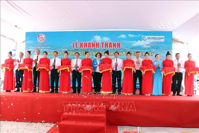 Các đại biểu thực hiện nghi thức cắt băng khánh thành dự án.Ảnh: Công Thử - TTXVN