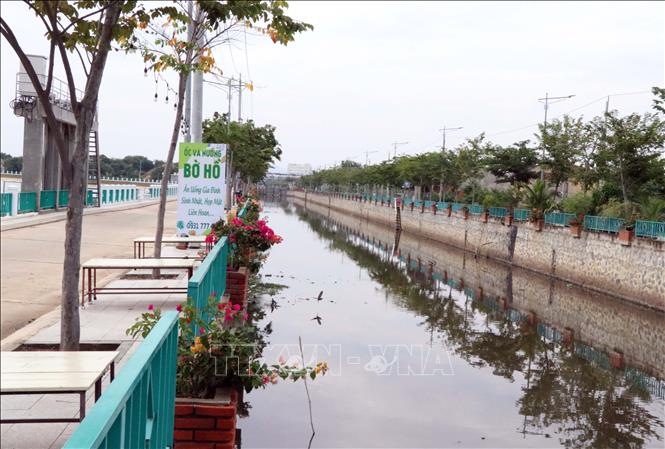 Hệ thống kênh Chà Là của thành phố Phan Rang - Tháp Chàm được dự án đầu tư đã giải quyết dứt điểm tình trạnh ô nhiễm môi trường. Ảnh: Công Thử - TTXVN