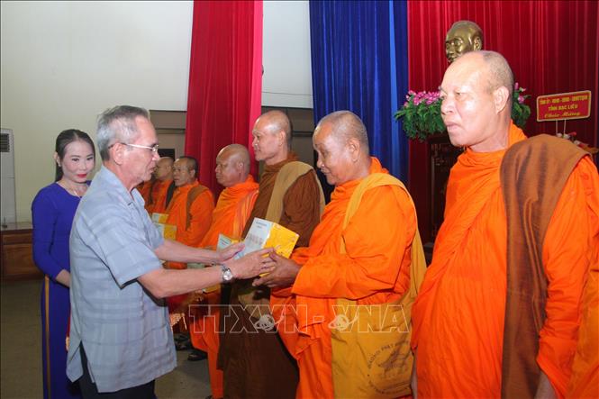 Bí thư Tỉnh ủy Bạc Liêu Lữ Văn Hùng trao quà đến Hòa thượng Lý Sa Mouth tại buổi họp mặt mừng Tết cổ truyền Chôl Chnăm Thmây. Ảnh: Chanh Đa-TTXVN 