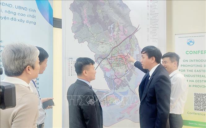 Ông Hoàng Vĩnh Khuyến, Chủ tịch UBND huyện Đầm Hà (thứ hai bìa phải) giới thiệu khu vực đầu tư với các doanh nghiệp. Ảnh: Thanh Vân-TTXVN 