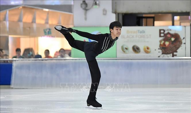 Thi đấu nội dung đơn nam trượt băng nghệ thuật. Ảnh: TTXVN phát
