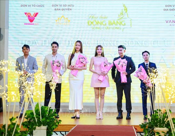 Ra mắt dàn người đẹp - nam vương ngồi ghế Ban Giám khảo. Ảnh: Ánh Tuyết - TTXVN