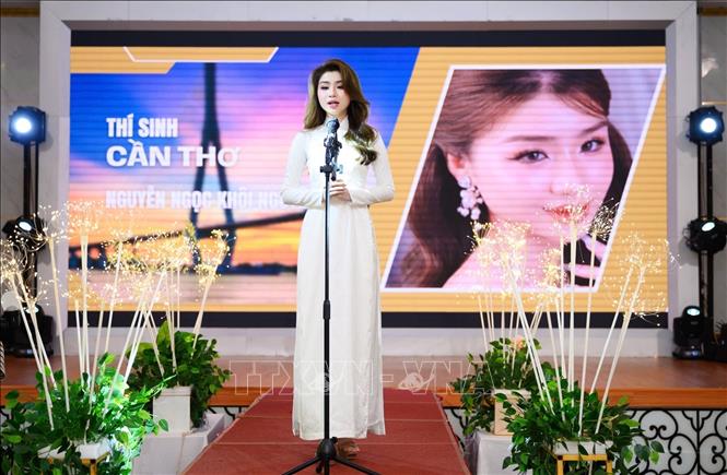 Thí sinh đến từ Vĩnh Long gây ấn tượng với chiều cao 1,83m. Ảnh: Ánh Tuyết - TTXVN