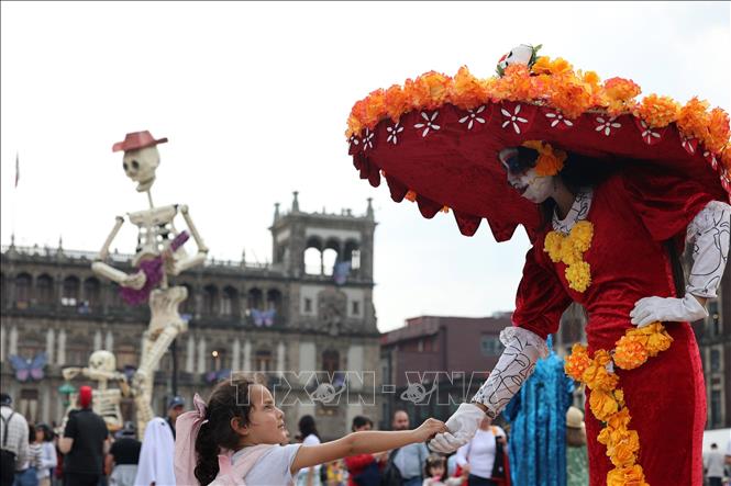 Du khách thích thú khi tham gia lễ hội truyền thống của người dân Mexico. Ảnh: Phi Hùng - phóng viên TTXVN tại Mexico