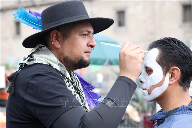 Hóa trang trước khi tham gia lễ hội. Ảnh: Phi Hùng - phóng viên TTXVN tại Mexico