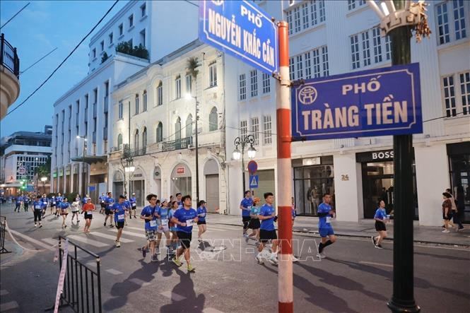Các VĐV chạy qua phố Tràng Tiền. Ảnh: Minh Quyết - TTXVN