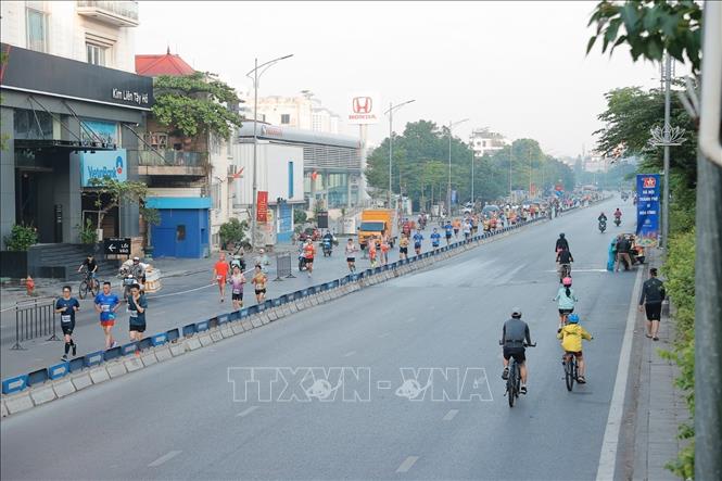 Các VĐV chạy qua phố Nghi Tàm. Ảnh: Minh Quyết - TTXVN