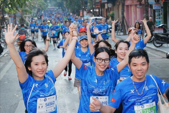 Các VĐV chạy tại khu vực Hồ Hoàn Kiếm. Ảnh: Minh Quyết - TTXVN