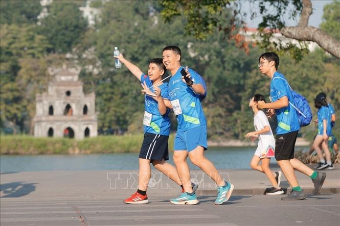 Các VĐV chạy tại khu vực Hồ Hoàn Kiếm. Ảnh: Minh Quyết - TTXVN