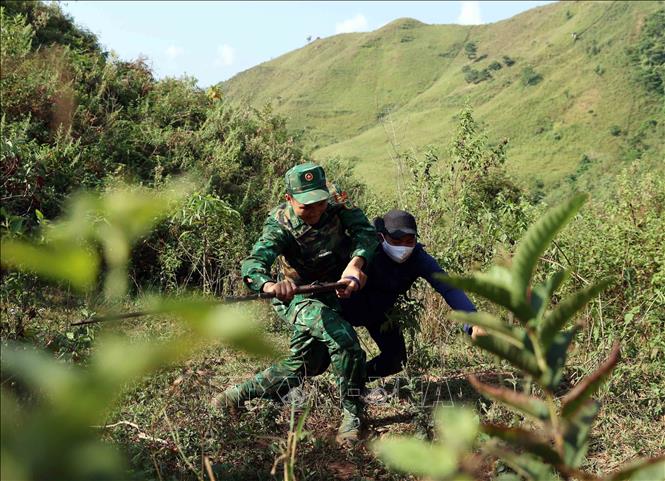 Đại úy Vũ Văn Cường trấn áp tội phạm trong một chuyên án. Ảnh: An Đăng - TTXVN