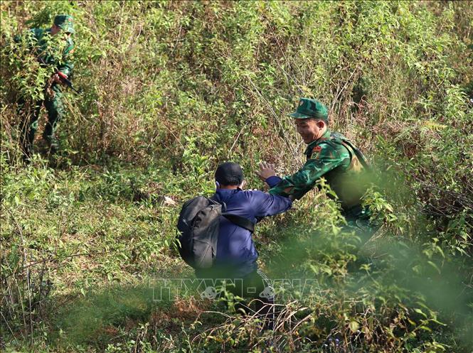 Đối tượng vận chuyển trái phép chất ma túy luôn có sự chống trả quyết liệt trước sự vây bắt của lực lượng bộ đội biên phòng. Ảnh: An Đăng - TTXVN