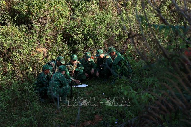 Tổ đánh án của Đồn Biên phòng Si Pha Phìn bàn phương án mật phục vây bắt tội phạm ma túy. Ảnh: An Đăng - TTXVN