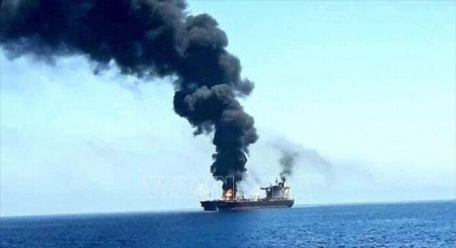 (Tư liệu) Con tàu bị lực lượng Houthi tấn công trên Biển Đỏ. Ảnh: IRNA/TTXVN
