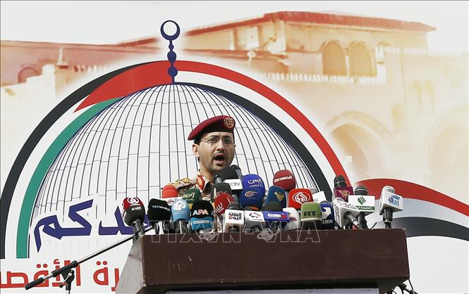 Người phát ngôn quân sự của Houthi, ông Yahya Sarea phát biểu tại Sanaa, Yemen. Ảnh: THX/TTXVN