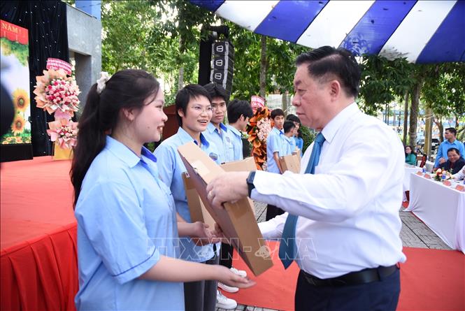 rưởng Ban Tuyên giáo Trung ương Nguyễn Trọng Nghĩa trao học bổng cho học viên Trường Lilama 2. Ảnh: Công Phong - TTXVN