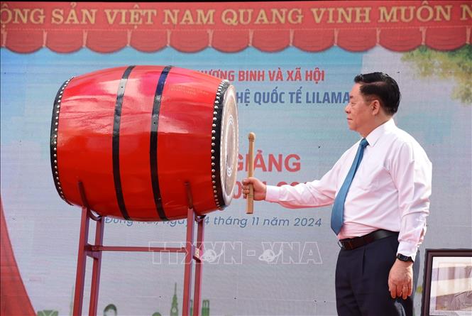 Trưởng Ban Tuyên giáo Trung ương Nguyễn Trọng Nghĩa đánh trống khai giảng. Ảnh: Công Phong - TTXVN