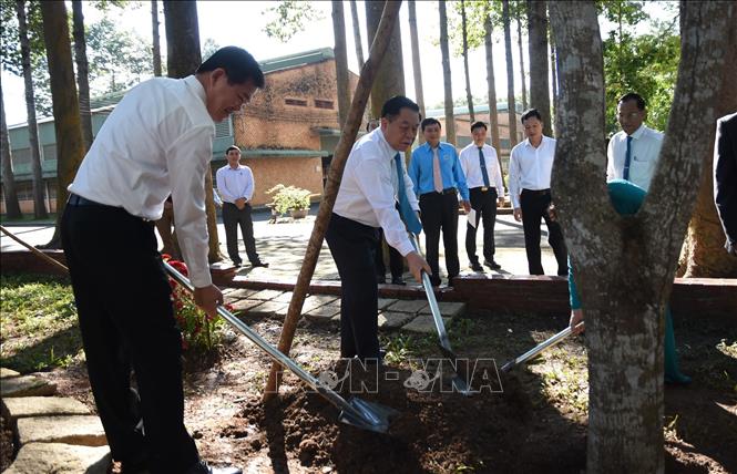 Trưởng Ban Tuyên giáo Trung ương Nguyễn Trọng Nghĩa trồng cây lưu niệm tại Trường Lilama 2. Ảnh: Công Phong - TTXVN